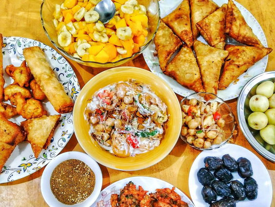 Karim Enahachi deelt gratis iftar-pakketten uit in Kanaleneiland