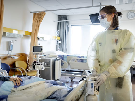 'Met de patiënt op kamer 11 komt alles samen', Jessica schrijft boek over werk op de ic