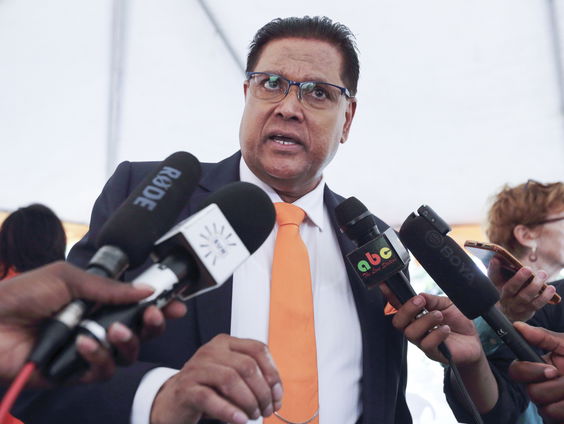 Surinaamse president Santokhi woedend over boek van Nederlandse kippenboer