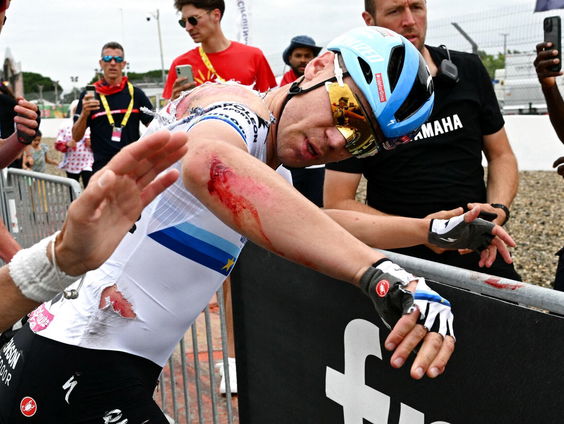 Een speciaal lied voor ploeterende Fabio Jakobsen