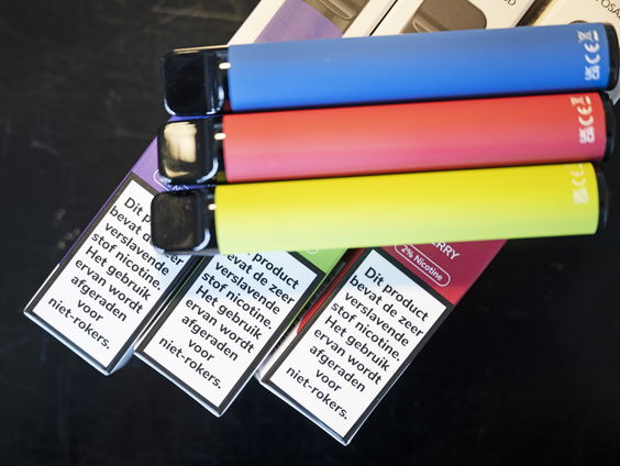 Vapes met smaakjes zijn verboden, maar worden nog gewoon verkocht: hoe goed werkt het preventiebeleid?