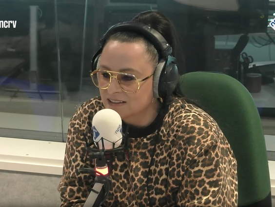 Trijntje Oosterhuis over het zingen van teksten van haar vader Huub