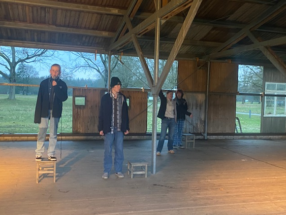 Jongeren spelen voorstelling in kamp Westerbork