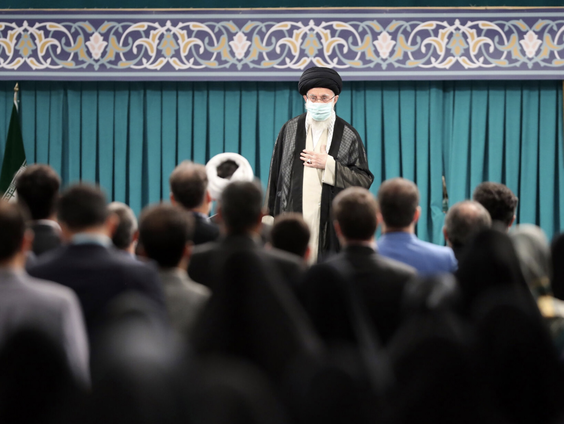 Protesten in Iran gaan door: 'Machtsvacuüm kan leiden tot machtsgreep extremisten'