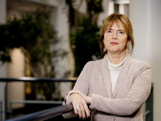 Waar komt de kritiek op Cora van Nieuwenhuizen vandaan?