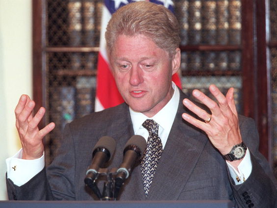 Terug naar Toen: Paula Jones treft een schikking met president Bill Clinton