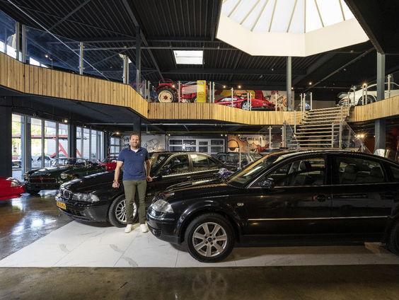 Geveilde auto's Holleeder en Dino S. brengen 30.000 euro op