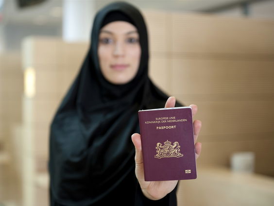 Duizenden Nederlanders verloren onbedoeld nationaliteit: 'Het is politiek gekrakeel'