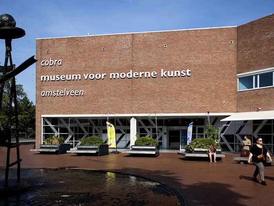 Wie is de miljonair die het Cobra Museum wil redden?