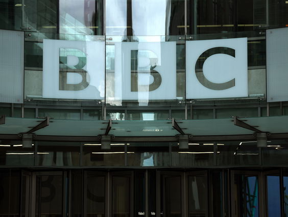Advocaat Britse tiener: beschuldigingen BBC-presentator over naaktfoto's 'onzin'