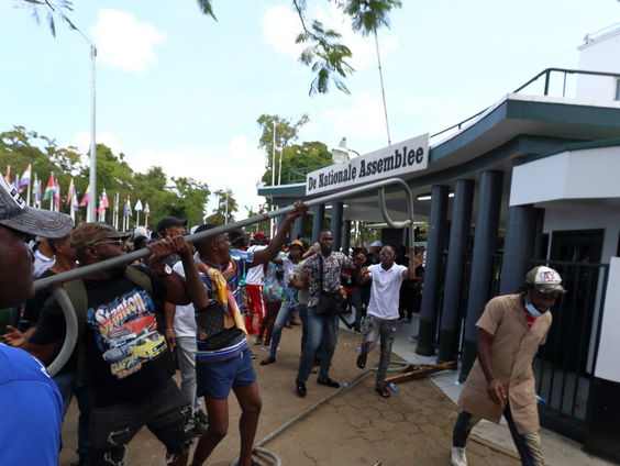 De bestorming van het parlement in Paramaribo
