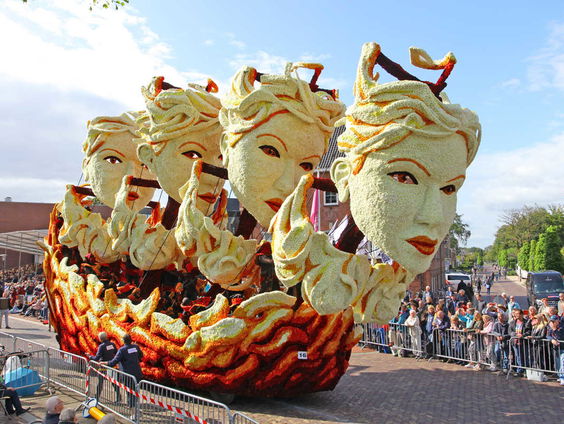 Bloemencorso Lichtenvoorde: Mai Verbij langs bij een corsobouwer
