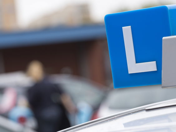 Bestuurders van elektrische bestelbussen moeten vanaf volgend jaar beschikken over een vrachtwagenrijbewijs