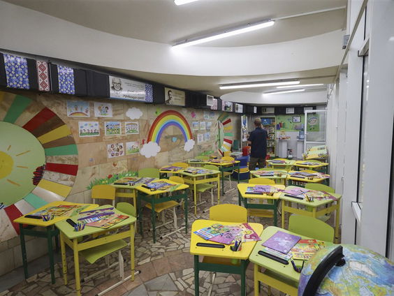 Deze kinderen in Charkiv krijgen les in een metrostation