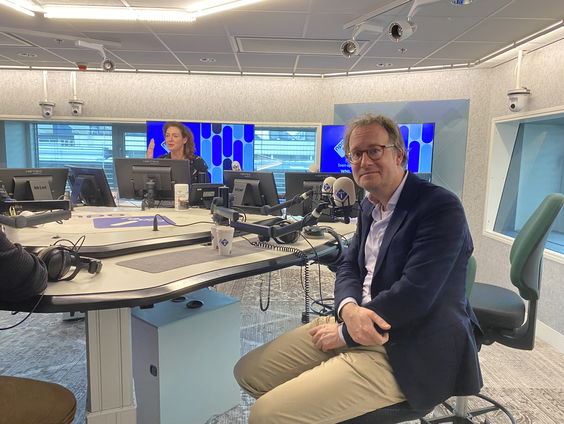 Jerfi Uzman over het feit dat wetten niet toetsen aan onze grondwet