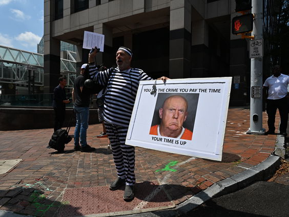 Trump meldt zich morgen bij gevangenis in Georgia