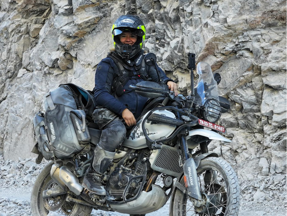 Van India tot Kameroen: Noraly rijdt al jaren alleen de wereld rond op haar motor