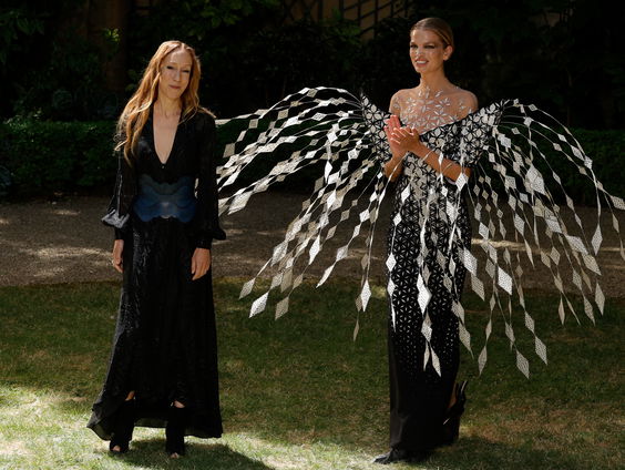 Koningin Máxima opent expositie van jurken Iris van Herpen