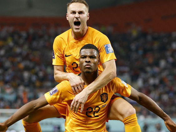 Oranje wint met 3-1 van Verenigde Staten en staat in kwartfinale WK