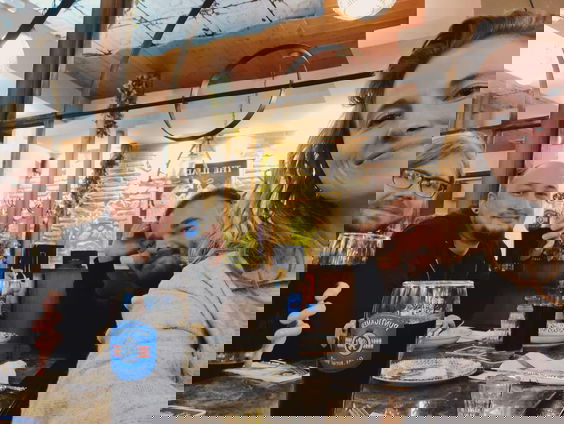 Gitarist Merel Bechtold zat vast in Sloveniƫ door noodweer