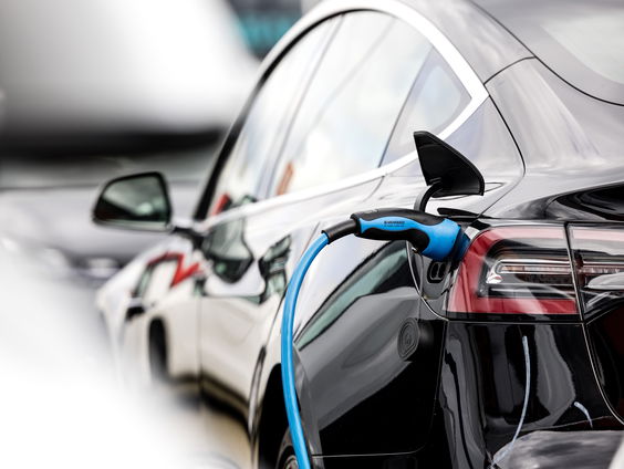 Elektrische auto's moeten goedkoper, vindt de Mobiliteitsalliantie: is dat haalbaar?