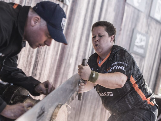 Kim de Beer strijdt om de International Women Cup houthakken in Rotterdam