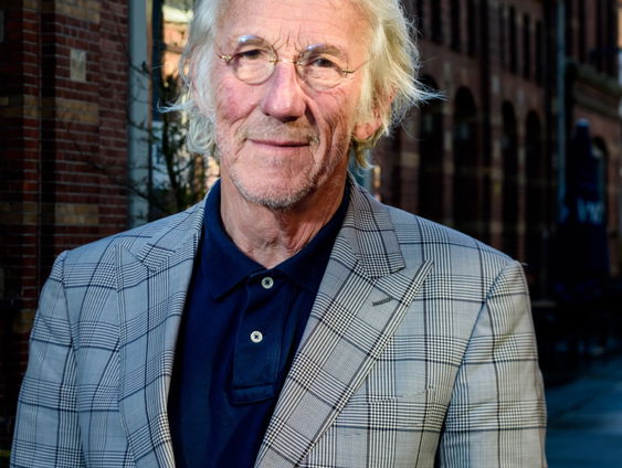 Freek de Jonge vindt dat we niet kunnen voetballen op een massagraf