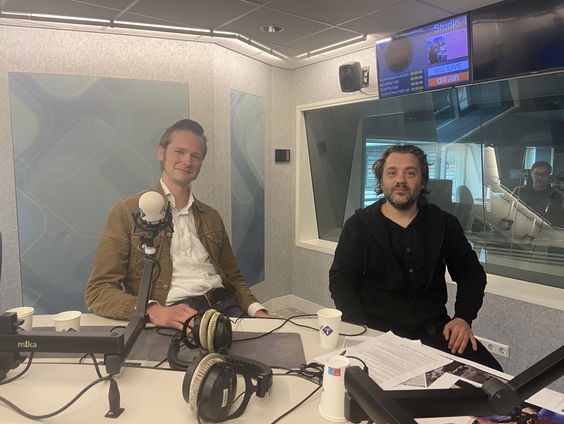 Pieter Slaman en Dirk Kome over de fototentoonstelling 'School: verveeld, verliefd, verslapen'.