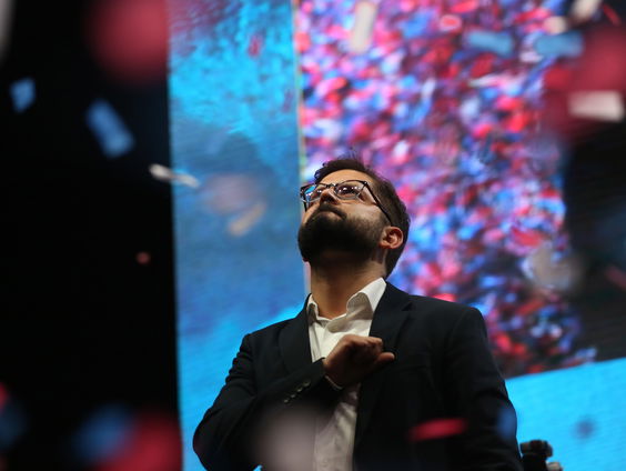 Linkse leider protestbeweging Boric wint presidentsverkiezing Chili