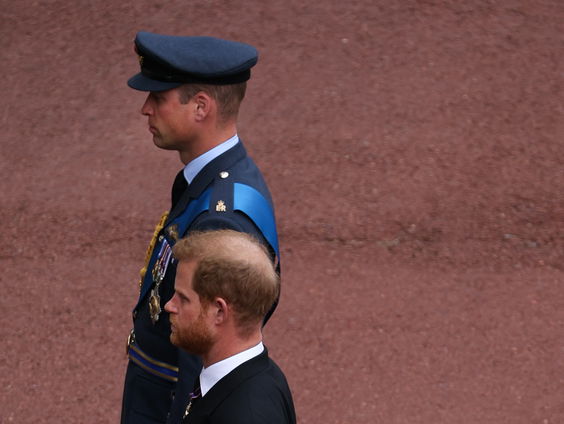 Britse prins Harry zegt dat zijn broer hem tegen de grond sloeg