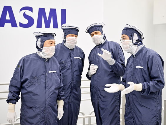 Moeten we chipgigant ASML koste wat het kost in Nederland houden?