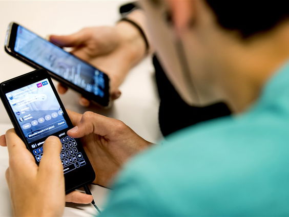 Stand.nl: 'De richtlijn tegen mobieltjes in de klas is te vrijblijvend'