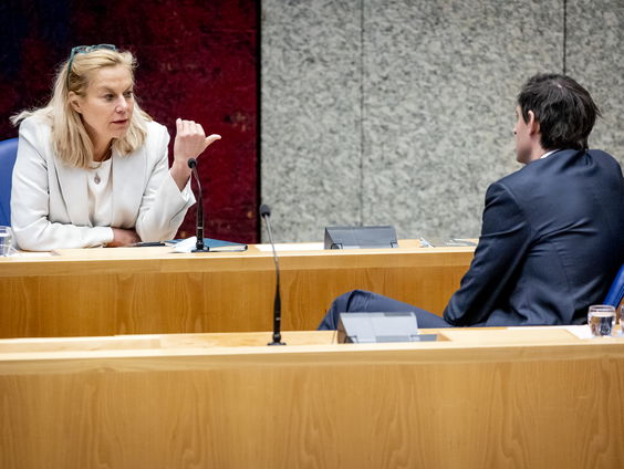 De clash tussen Kaag en Hoekstra over coronahulp aan het buitenland