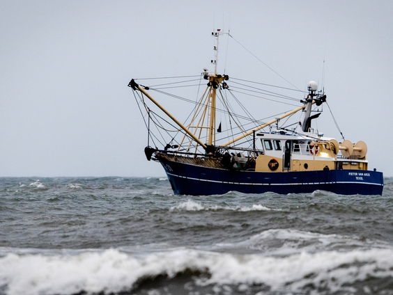Urker vissers redden man van boei op zee