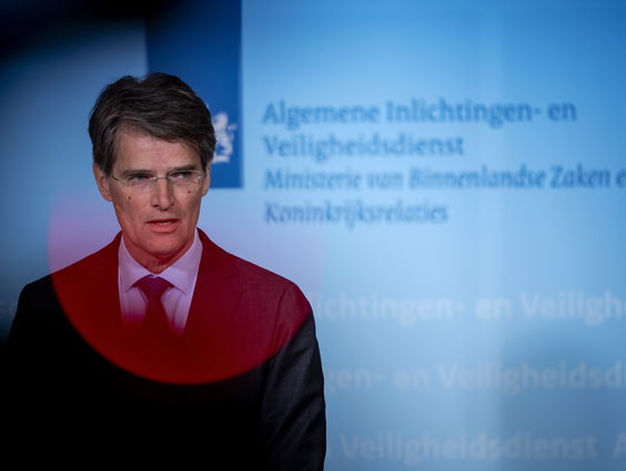 Meer dan honderdduizend Nederlanders geloven in complotheorieën