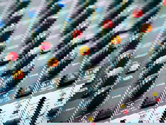 Er moeten meer vrouwen achter de knoppen komen