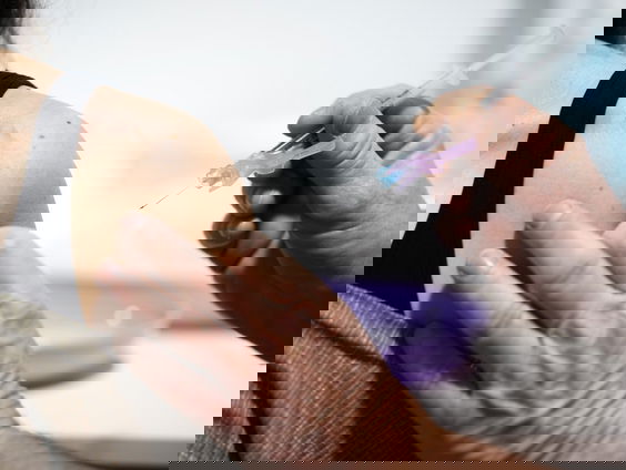 Grootste studie ooit onthult vier zeldzame bijwerkingen covid-vaccin