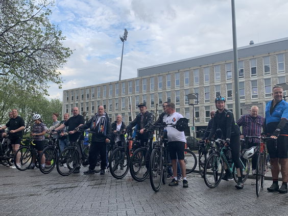 Vertrekkend Telstar-voorzitter Pieter de Waard op de fiets naar Maastricht