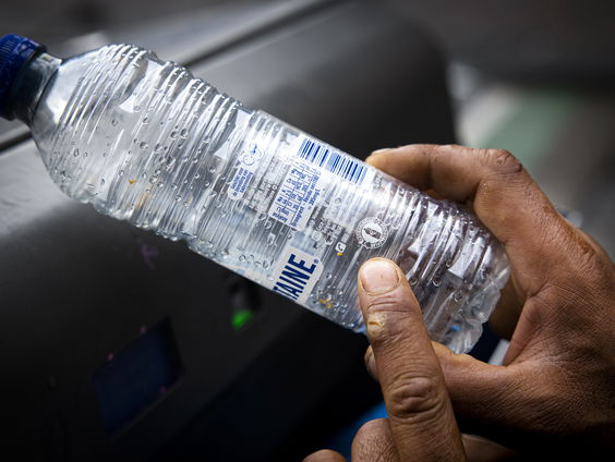 Stand.nl: Het inleveren van statiegeldflesjes is te veel gedoe