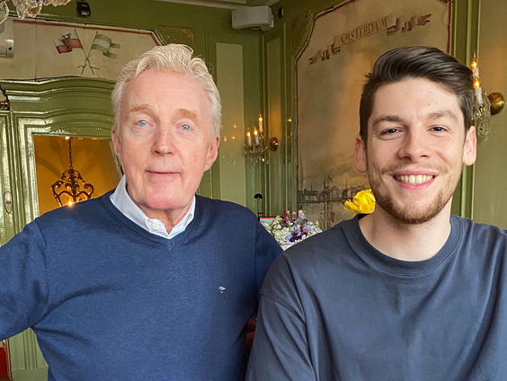 André van Duin wordt 75, hij viert het alvast in Langs de Lijn en Omstreken