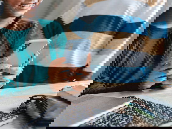 René Peters (CDA) over een telefoonverbod in de klas: 'Ze zijn zo verslavend en aandachtsgeil mogelijk ge ...