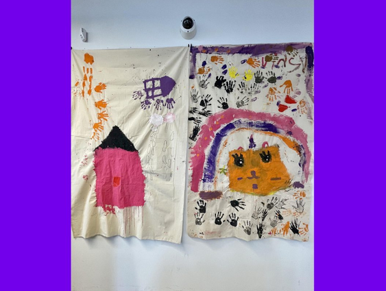 De Vrolijkheid biedt troost aan gevluchte kinderen