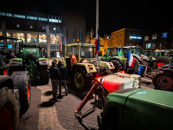 Meer dan honderd trekkers bij provinciehuis Arnhem dienen petitie in