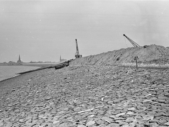 Terug naar Toen: Afsluitdijk wordt geopend voor verkeer