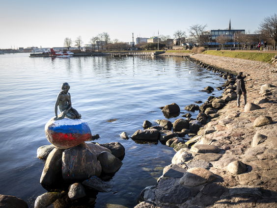 De kleine zeemeermin beklad met Russische vlag
