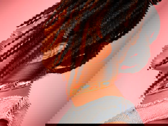 Shary-An heeft nieuwe single en gaat op theatertour met 'Ik ben hier'