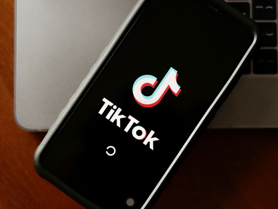 Verbod TikTok op werktelefoons van rijksambtenaren
