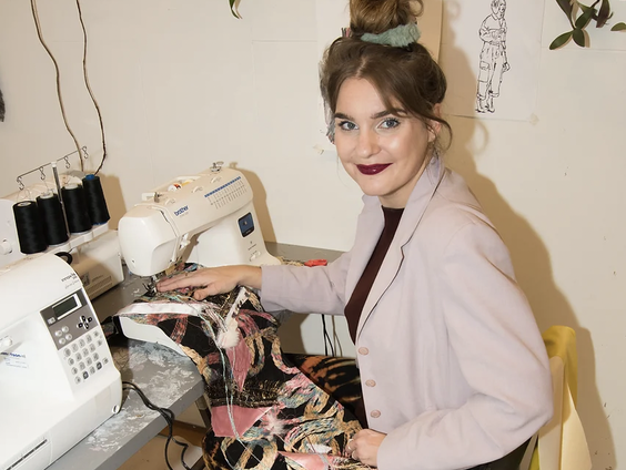 Textielkunstenaar Lynn Kate Rosdorff maakt met haar kunst de modewereld duurzamer