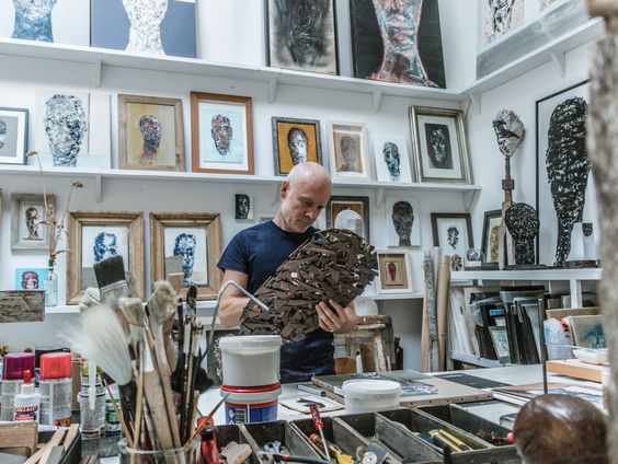 Kunststof - Mart Visser, couturier en beeldend kunstenaar