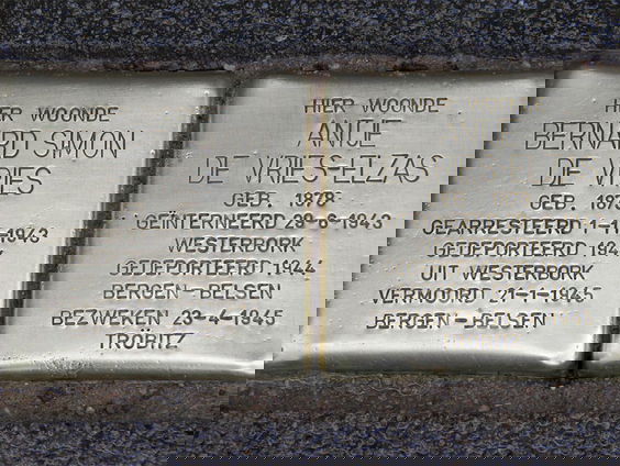 Stolpersteine: de glimmende koperen gedenkstenen tussen de grijze stoeptegels